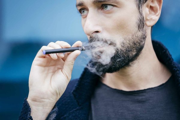 Guide complet : comment recharger et remplir votre e-cigarette correctement ?