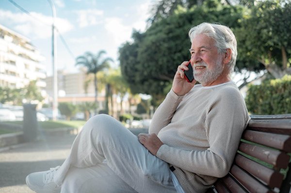 Comment protéger son téléphone pour senior contre les chocs, les rayures et les vols ?