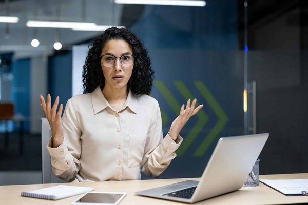 Éveil confusionnel : caractéristiques, causes et méthodes pour le gérer