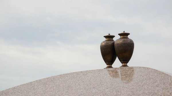 Découvrez les options de pierres tombales personnalisées chez gpg granit